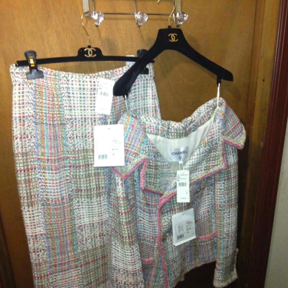 Chanel fantasy Tweed skirt 38 brand new never worn tags still on it